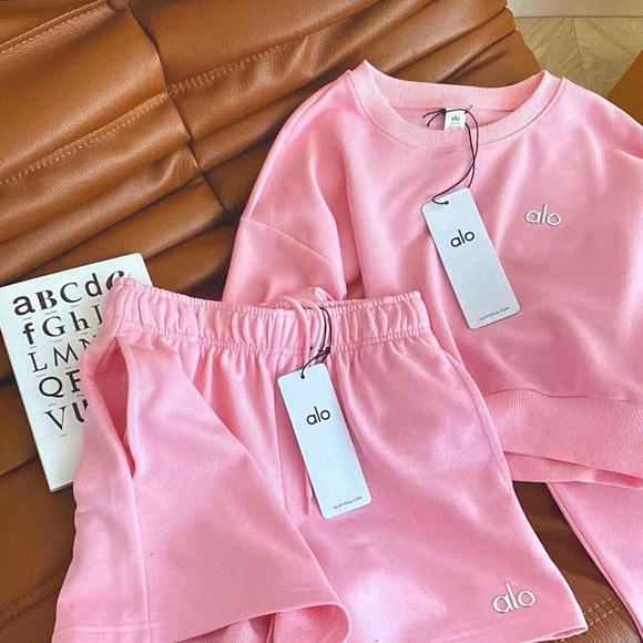 ALO Yoga Pink Cropped Sweatshirt & Shorts Set - Picture 2 of 6